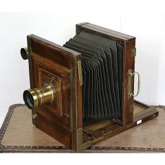 2209 thickbox default Fotocamera collodio umido 20x25 mirino ottone ob. ottone con 5 diaframmi a inserimento borsa 2 chassis Fotocamera collodio umido 20x25 + mirino ottone ob. ottone con 5 diaframmi a inserimento borsa 2 chassis