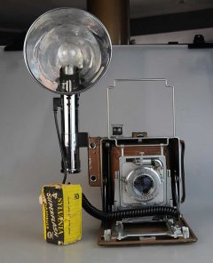 D2341 01 FOTOCAMERA BUSCH "PRECISION CHICAGO" FOLDING 4"X5" TARGHETTA: " MADE ESPECIALLY FOR GENE-WARD" + OB. WOLLENSACK RAPTOR 135:4,7 + FLASH A LAMPADE BUSH