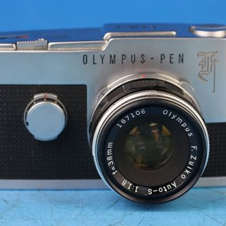 D4610 01 FOTOCAMERA OLYMPUS PEN-F + OBIETTIVO OLYMPUS F ZUIKO 30:1,8 AUTO-S 1/2 FORMATO