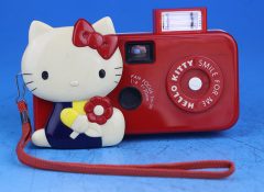 D4802 02 FOTOCAMERA COMPATTA HELLO KITTY "SANRIO MADE IN YAPAN" ( ROSSA) OB. PAN FOCUS 20 MM :4 1982 (le pellicole 110 sono disponibili)