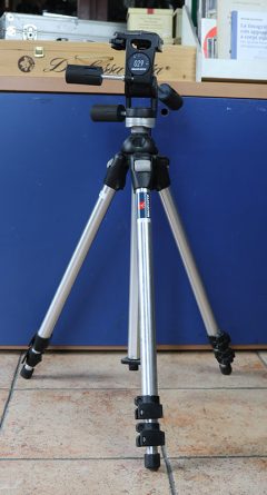 D6647 01 CAVALLETTO MANFROTTO 055 PRO CON POSIZIONE COLONNA PER RIPRODUZIONI + TESTA MANFROTTO 029