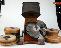 D6938 01 KINETOSCOPIO THE KINORA DELUXE + 7 KINORA REEL "1900"