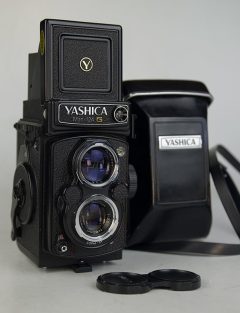 D7492 01 YASHICA MAT 124 G