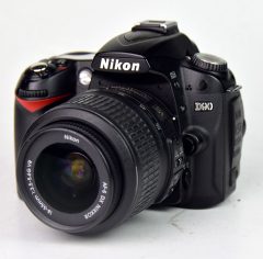 D7685 01 NIKON D90 + OB. NIKON AF-S 18/55:3,5-5,6 VR