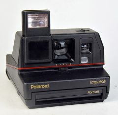 D7690 01 POLAROID IMPULSE PORTRAIT (usa film Polaroid 600)