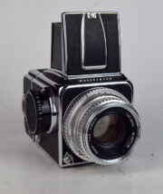HASSELBLAD 500C + POZZETTO + MAGAZZINO 12 + OBIETTIVO HASSELBLAD PLANAR C 80:2,8