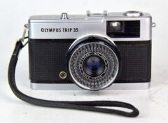 D7874 01 OLYMPUS TRIP 35 OB. OLYMPUS ZUIKO 40:2,8