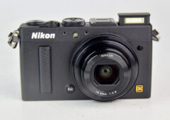 D7911 01 NIKON COOLPIX A APS-C COMPATTA OB. NIKON 18,5:2,8 ( EQUIVALENTE 28 MM:2,8 )