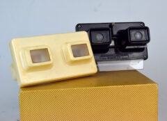 D7928 01 DUE VISORI STEREO STEREOSCOPE LESTRADE SIMPLEX + 23 FOGLI DI IMMAGINI VARIE ( made in France)