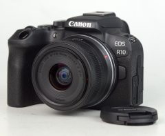 d7083 01 CANON R10 KIT OB. CANON RF 18/45:4,5-5,6 IS STM