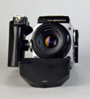 ZENZA BRONICA ETRS + POZZETTO + OBIETTIVO 75:2,8 ZENZANON MC + MAGAZZINO ETR + IMPUGNATURA RAPIDA (CROMATA)