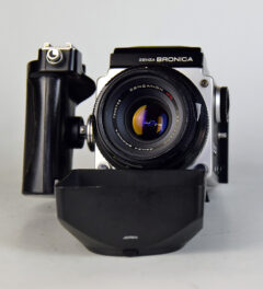 d7791 01 ZENZA BRONICA ETRS + POZZETTO + OBIETTIVO 75:2,8 ZENZANON MC + MAGAZZINO ETR + IMPUGNATURA RAPIDA (CROMATA)