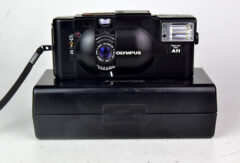d7934 01 OLYMPUX XA OB. F. ZUIKO 35:2,8 + FLASH A 11 COMPATTA MESS A FUOCO A TELEMETRO